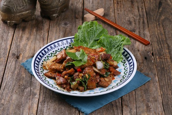 Entdecke das Geheimnis eines köstlichen Ratsherren-Eintopfs mit saftigem Rindfleisch und frischem Wurzelgemüse der Saison!